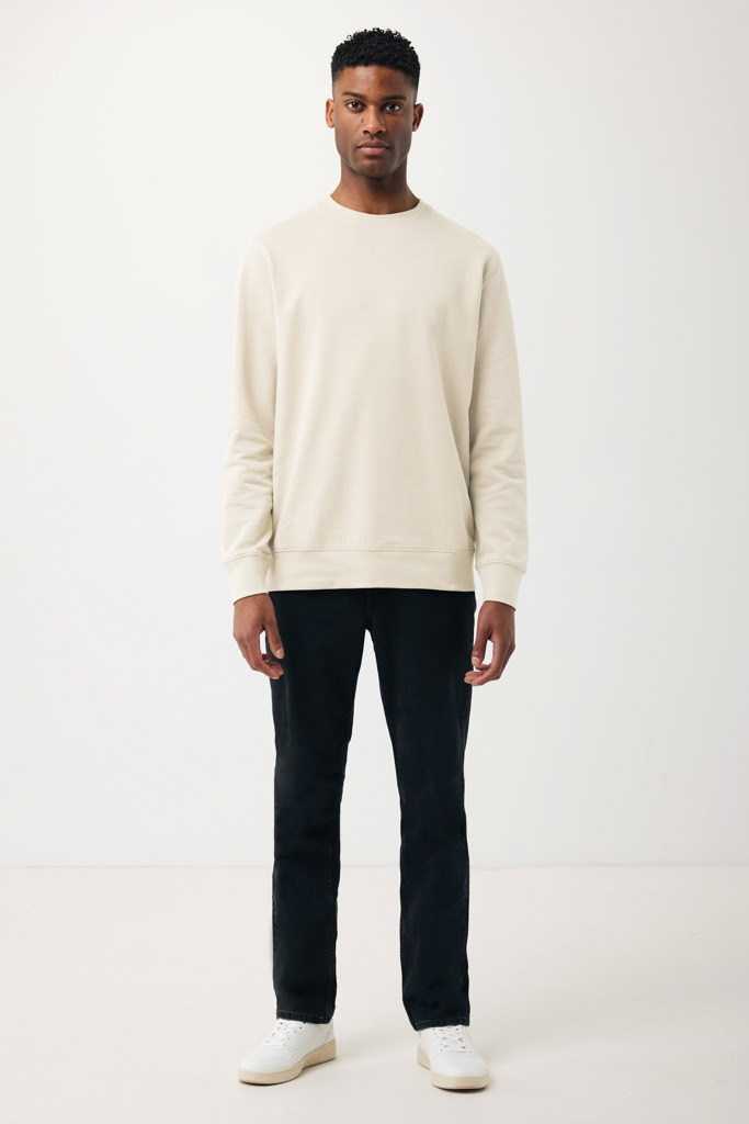 Homme portant pull beige et jean noir