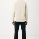 Homme portant pull beige et jean noir