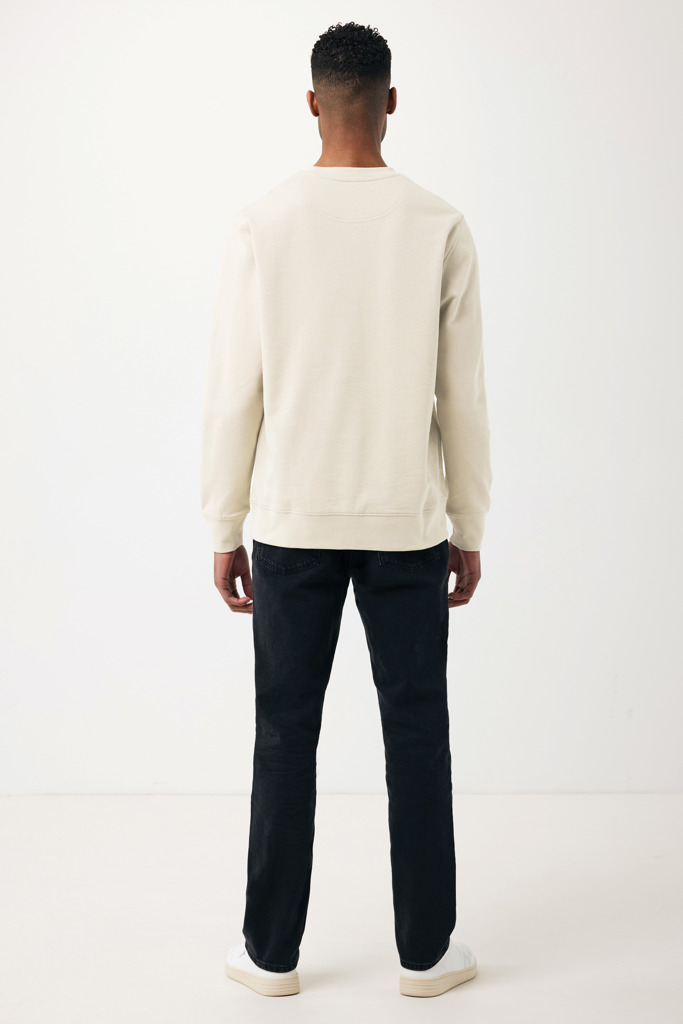 Homme portant pull beige et jean noir