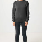 Femme portant un sweat gris et jean noir