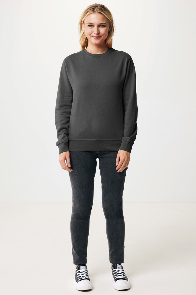 Femme portant un sweat gris et jean noir