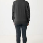 Femme portant un sweat gris et jean foncé