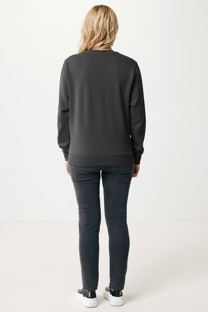 Femme portant un sweat gris et jean foncé