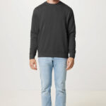 Homme portant un sweat gris et jean clair