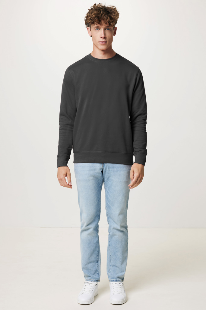 Homme portant un sweat gris et jean clair