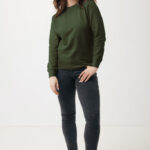 Femme portant un sweat vert et jean noir