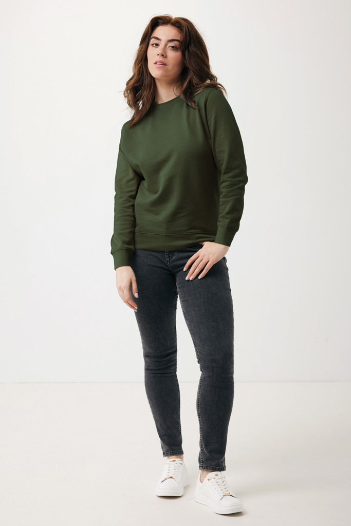 Femme portant un sweat vert et jean noir
