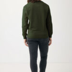 Femme portant pull vert et jean gris