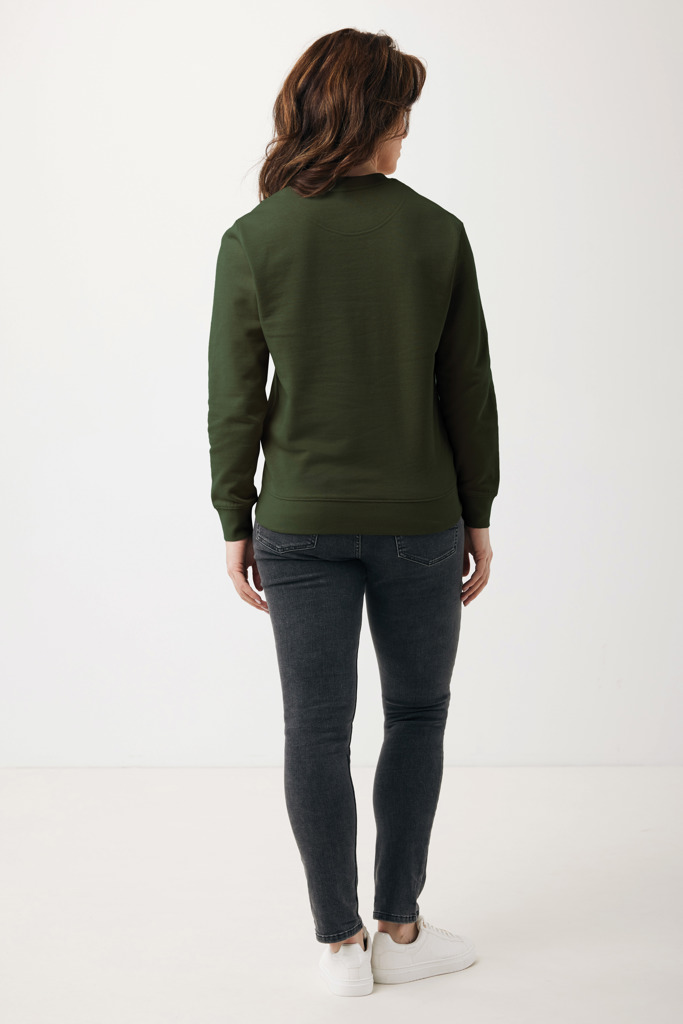 Femme portant pull vert et jean gris