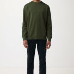 Homme portant un sweat vert et jean noir