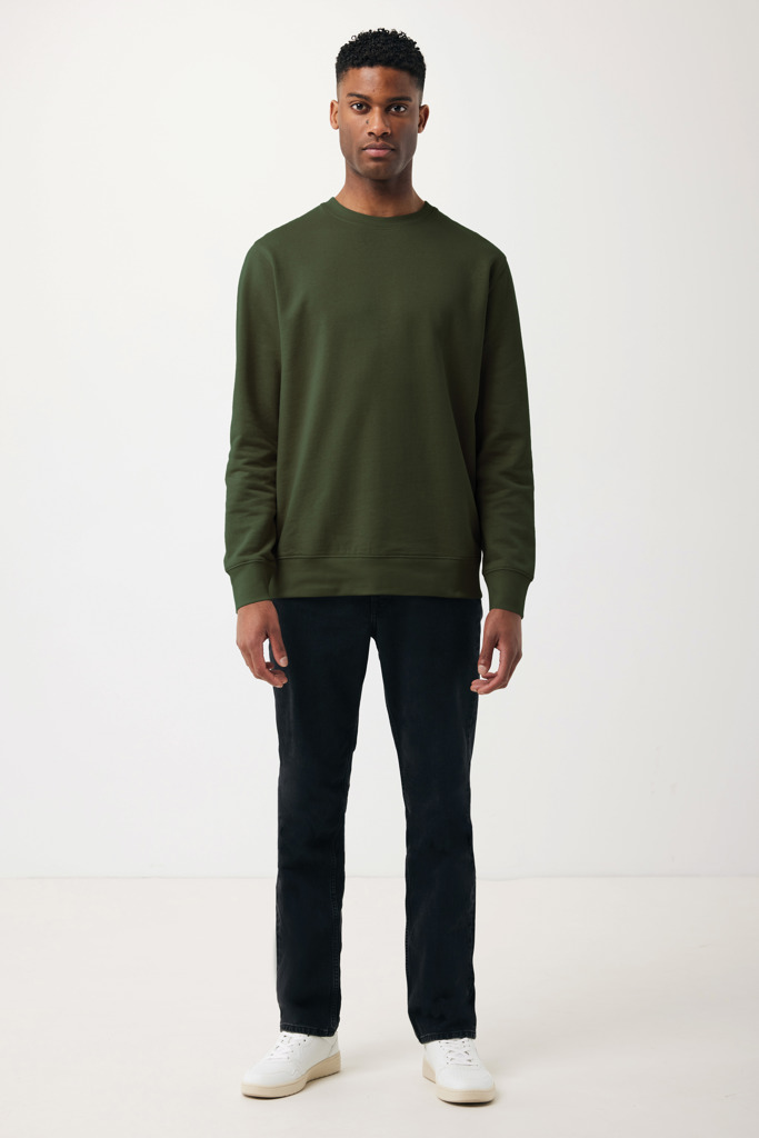 Homme portant un sweat vert et jean noir