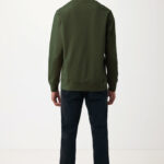 Homme portant un sweat vert et jean noir