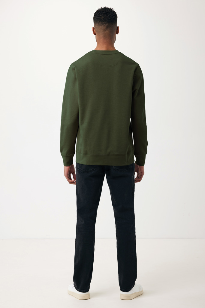 Homme portant un sweat vert et jean noir