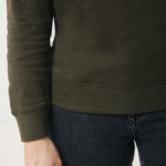 Pull vert kaki avec jean noir