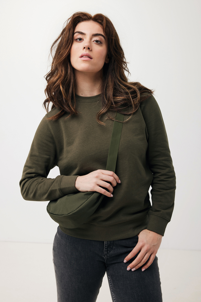 Femme portant un sweat vert et sac banane