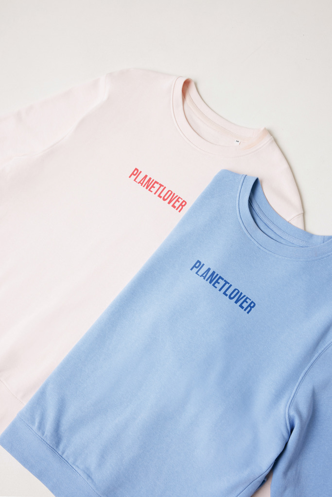 Deux sweats Planetlover rose et bleu pliés