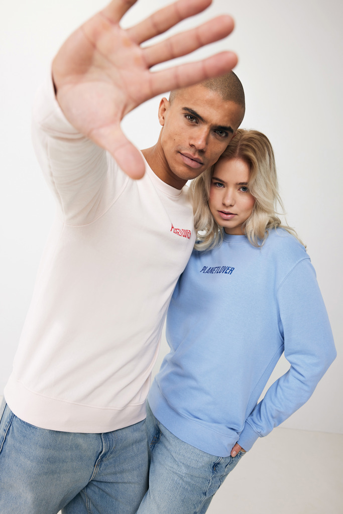Couple en sweats décontractés posant ensemble.