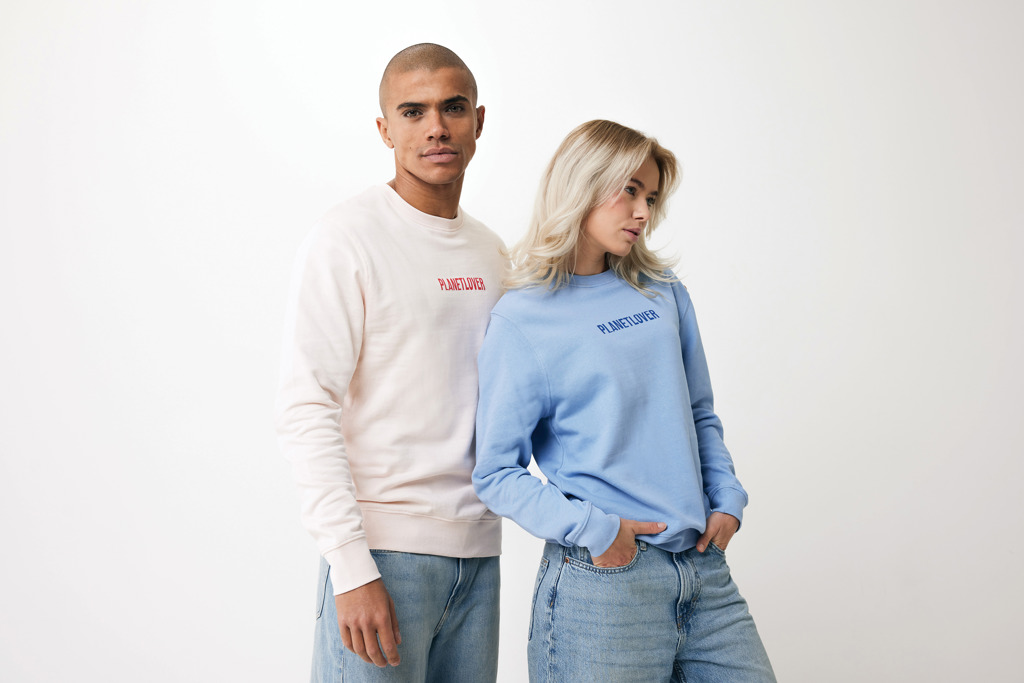 Deux personnes portent des sweats Planet Lover.