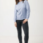 Femme portant un sweat bleu et un jean noir