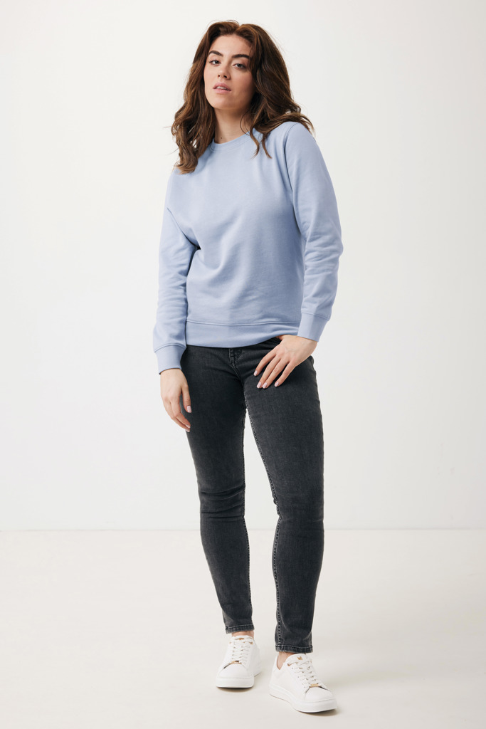 Femme portant un sweat bleu et un jean noir