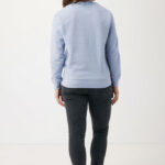 Personne portant un sweat bleu et jean noir.