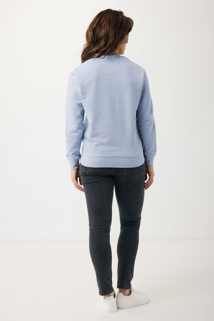 Personne portant un sweat bleu et jean noir.