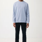 Homme portant un sweat bleu et un jean noir
