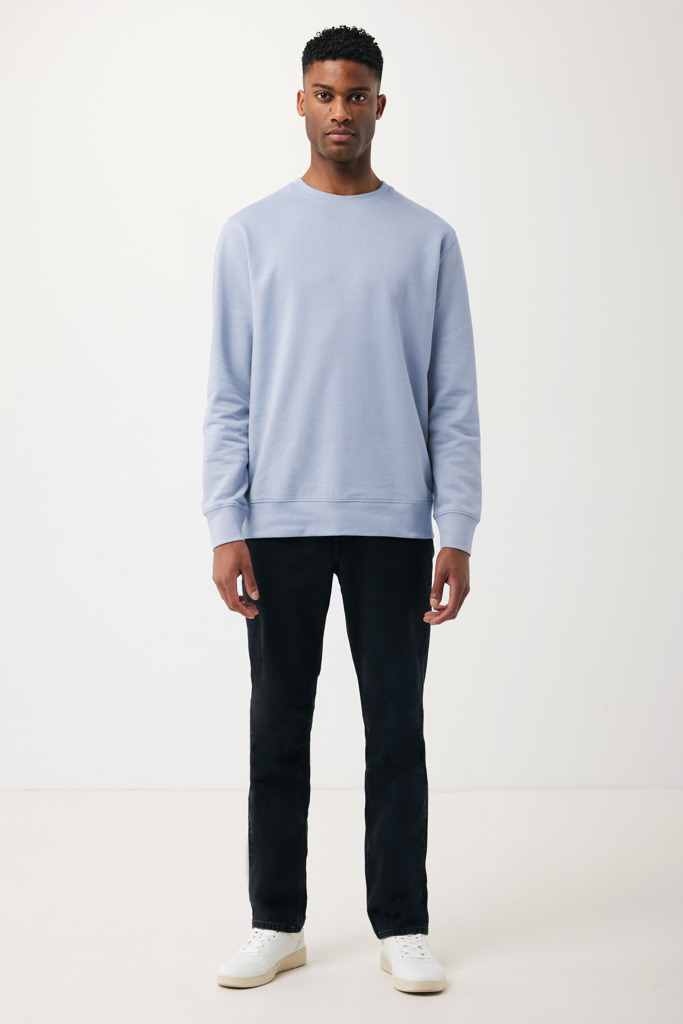 Homme portant un sweat bleu et un jean noir
