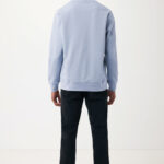 Homme portant pull bleu et jean noir