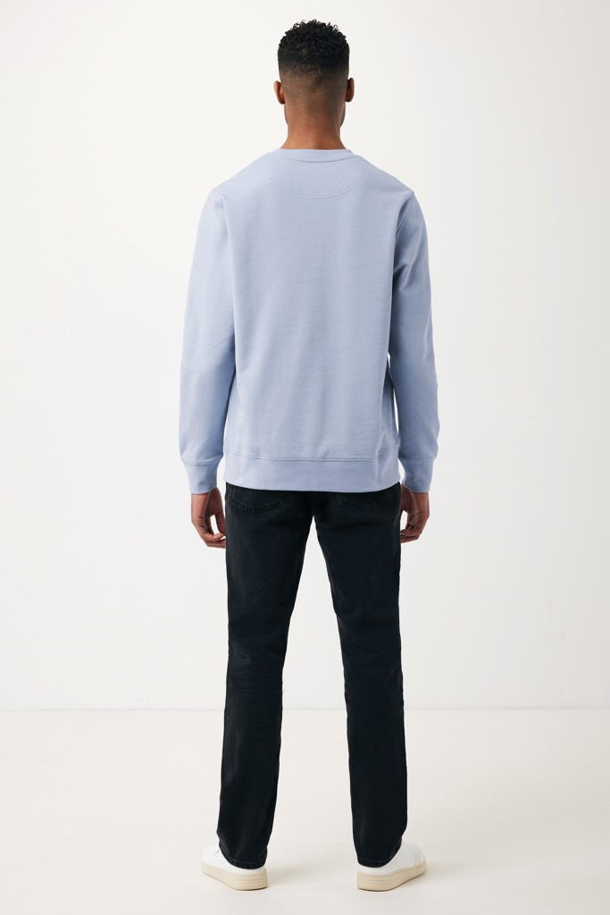 Homme portant pull bleu et jean noir