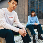 Deux personnes portent des sweats PLANETLOVER