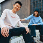 Deux amis souriants portent des sweats PLANETLOVER.