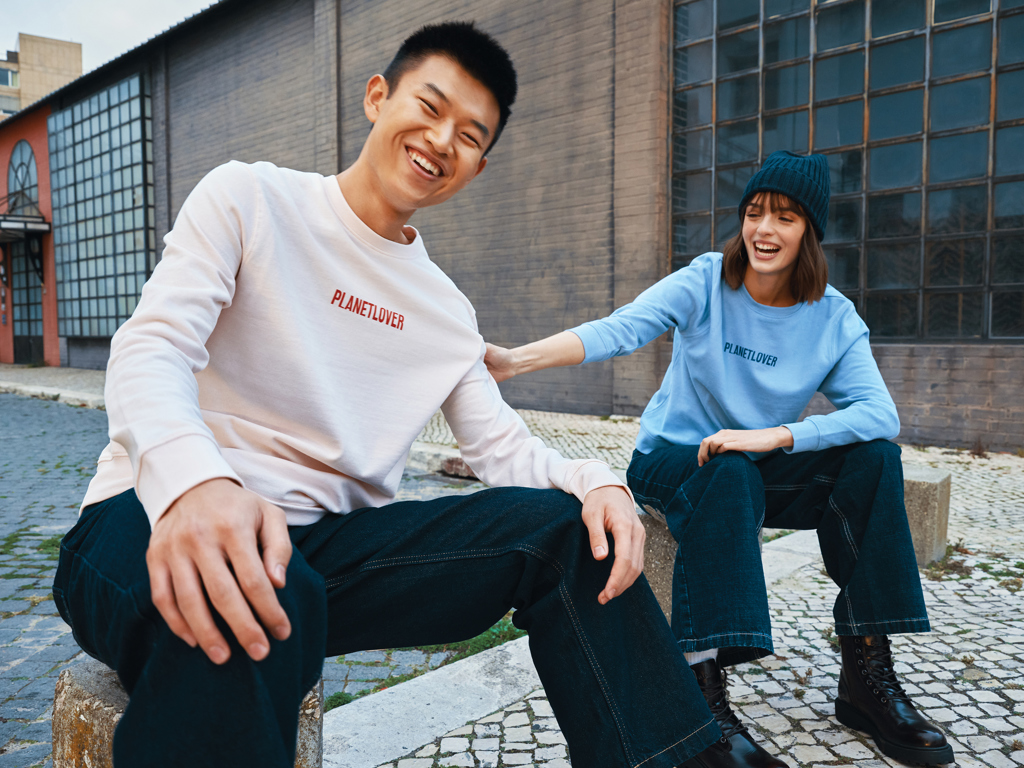 Deux amis souriants portent des sweats PLANETLOVER.