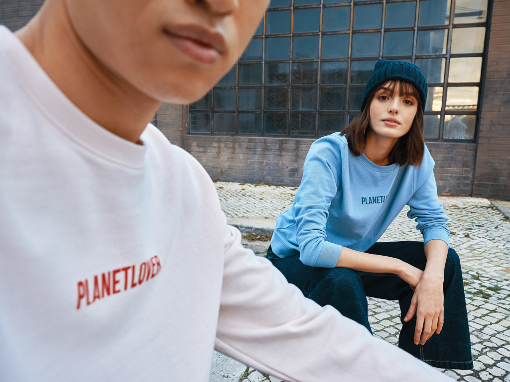 Deux personnes portent des sweats Planet Lovers.