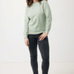 Femme portant un sweat vert et jean noir