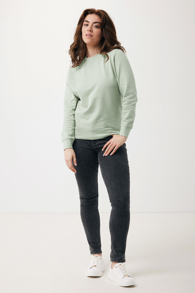 Femme portant un sweat vert et jean noir