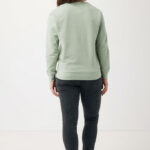 Personne portant un sweat vert et jeans noirs.