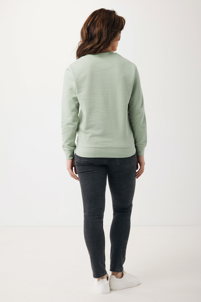 Personne portant un sweat vert et jeans noirs.
