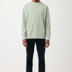 Homme portant pull vert clair et pantalon noir
