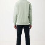Homme portant un sweat vert et un jean noir