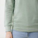 Pull vert sauge avec jean bleu clair