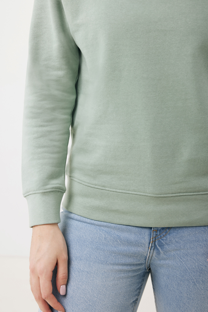 Pull vert sauge avec jean bleu clair