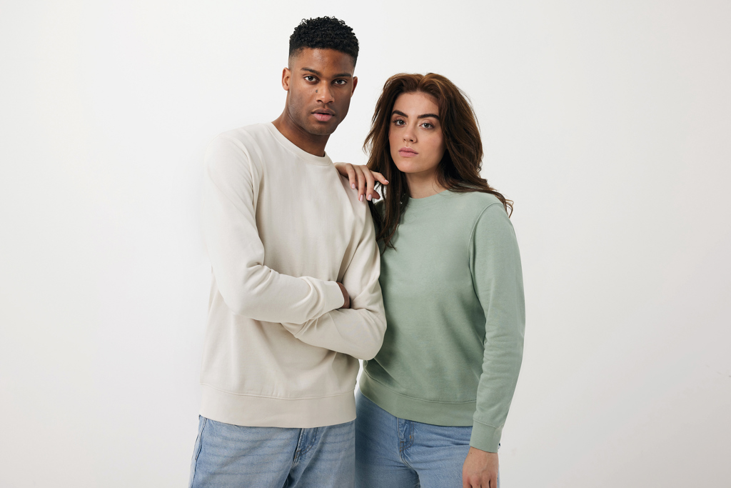 Couple portant des sweats pastel et jeans clairs