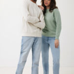 Couple portant des sweats et jeans décontractés.