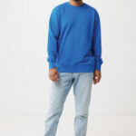 Homme portant un sweat bleu et jean clair