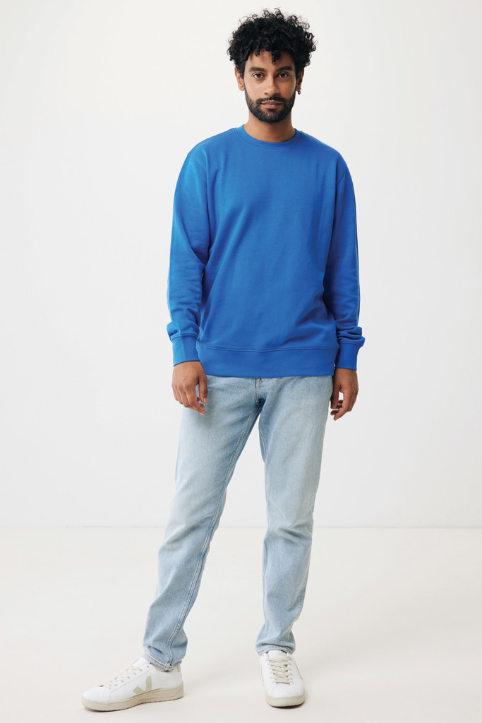 Homme portant un sweat bleu et jean clair