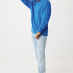 Homme portant un pull bleu et jean clair