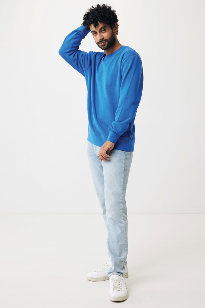Homme portant un pull bleu et jean clair