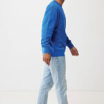 Homme portant un sweat bleu et un jean clair