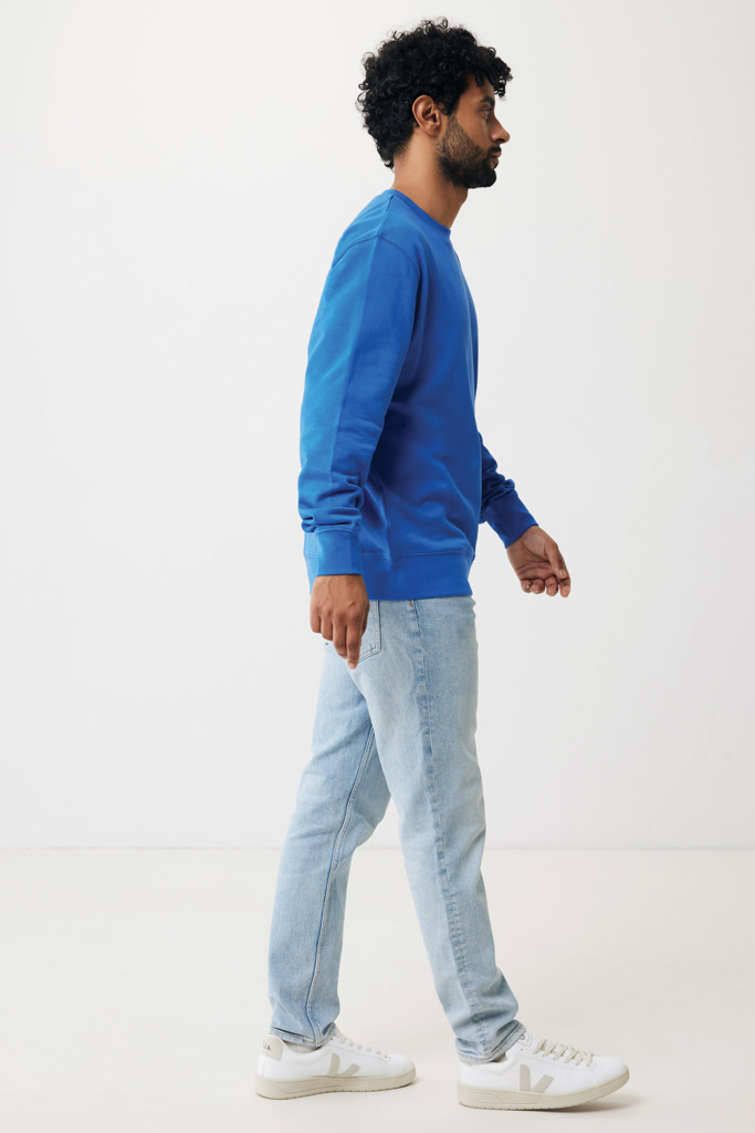 Homme portant un sweat bleu et un jean clair